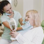 Come prendersi cura di un impianto dentale guida pratica per mantenerlo sano e duraturo
